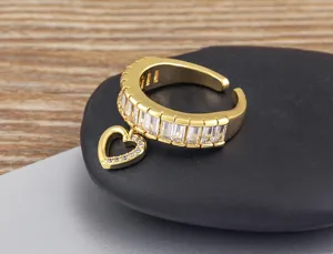 Vergoldeter Baguette Zirkonia Offener Ring mit feinem Herzanhänger für elegante Damen.