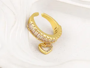 18K vergoldeter Baguette Zirkon Herz Anhänger offener verstellbarer Ring Detailansicht.