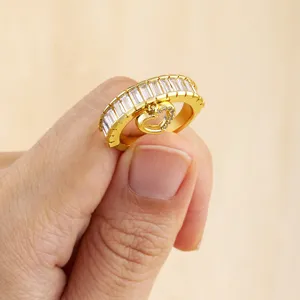 Vergoldeter Baguette Zirkon Ring mit Herzanhanger, offener verstellbarer Damenschmuck.