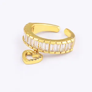 Vergoldeter offener Ring mit Baguette-Zirkonia und Herz-Anhänger für stilvolle Damen.