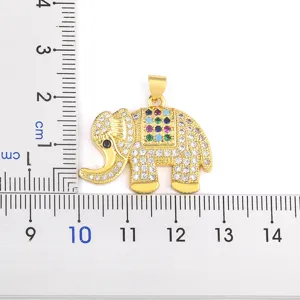 Colgante de elefante bañado en oro con circonitas blancas y piedras de colores para unisex.