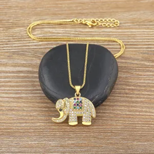 Collar con colgante de elefante dorado con circonitas cúbicas y piedras de colores.