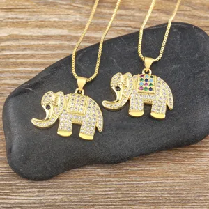 Collar con colgante de elefante de estrás micro pavé bañado en oro para mujeres y hombres