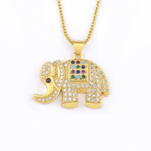 Collar con colgante de elefante bañado en oro con cristales de colores para todos.