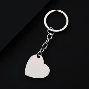 Primo piano dettagliato del ciondolo a cuore in acciaio inossidabile lucido con anello.
