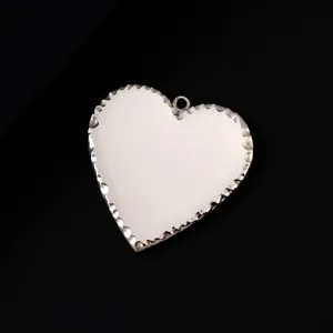 Pendentif cœur vide en acier inoxydable avec bord festonné pour gravure laser et impression UV.