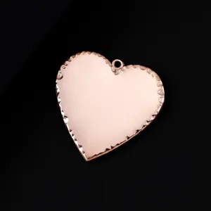 Détail pendentif cœur en acier inoxydable or rose, charme martelé pour gravure laser.