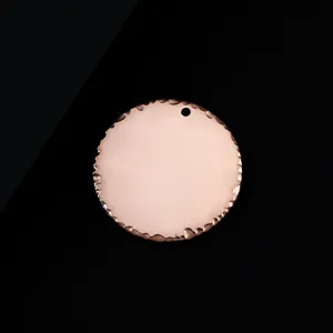 Pendentif rond vierge en acier inoxydable, détail de breloque en métal martelé pour gravure.