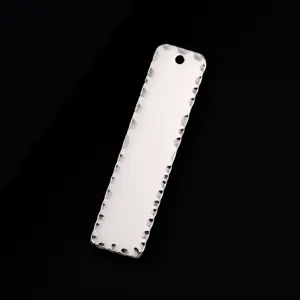 Détail de pendentif en métal vierge en acier inoxydable, design à bord martelé pour gravure.