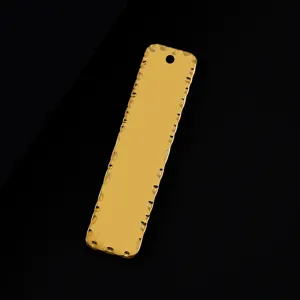 Détail de pendentif long vierge en acier inoxydable doré, bord martelé, matériau de gravure laser.