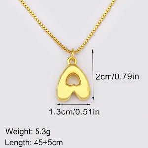 Collier pendentif lettre plaqué or avec chaîne boîte, design compact et unique pour femmes.