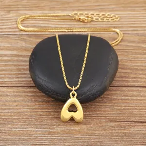 Vue détaillée du collier pendentif lettre plaqué or élégant avec chaîne délicate.
