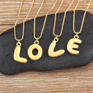 Collier pendentif lettre doré ensemble avec chaînes fines et élégant plaqué or 18k.