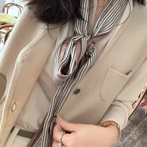 Chic foulard en soie rayé pour femme, élégante écharpe longue en soie de mûrier chic.