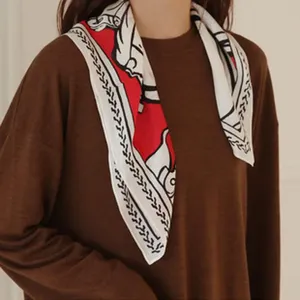 Seidenquadrattuch mit klassischem Kutschenprint, elegantes Halstuch für Damen Mode-Styling.