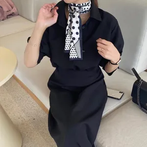 Vue détaillée d'une écharpe étroite à pois rétro noir et blanc, élégant accessoire de cou.