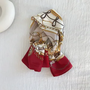 Elegante foulard quadrato da donna con stampa catene e cinture, accessorio moda versatile.