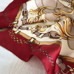 Sciarpa quadrata in seta rossa e bianca con stampa a catena, elegante accessorio donna.