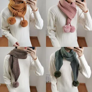 Winter dicker Strickschal mit Plüschbommeln Detailansicht, stilvoller Studenten Schal.
