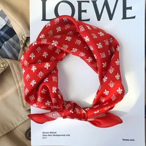 Detailansicht rotes Seidentuch, Maulbeirseide mit elegantem weißen Blumenmuster bedruckt.
