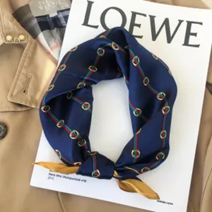 Luxus Seiden-Quadratschal für Damen, elegantes Dunkelblau mit klassischem Streifenmuster.