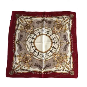 Foulard quadrato in seta rossa stile vintage con catena di lusso e motivo barocco elegante.