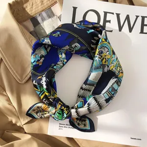 Nahaufnahme Detail eines luxuriösen Seidenschals mit Kunstdruck und unglaublichem Design.