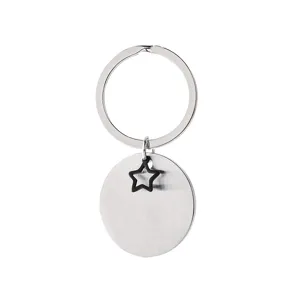 Porte-clés en acier inoxydable brossé avec plaque ronde et charm étoile noire évidée de qualité.