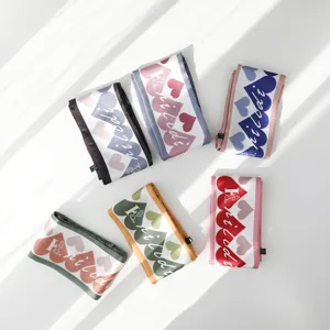 Vista dettagliata di foulard in seta alla moda da donna con simpatici cuori e scritta chic.