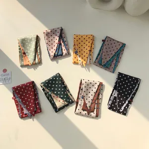 Foulard en soie élégant à pois pour femme accessoire de cou chic et bandeau cheveux