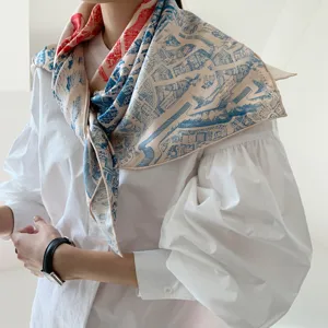 Elegante 90cm moerbeizijde vierkante sjaal met klassiek kaartpatroon voor stijlvolle dames.