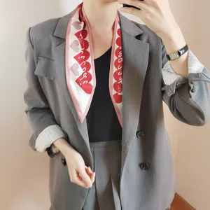 Piccola sciarpa in seta da donna a doppio strato con stampa a cuori rossi ed elegante design.