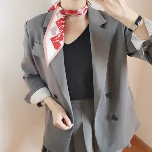 Vista dettagliata del foulard in seta primaverile da donna con stampa a cuori e scritta.