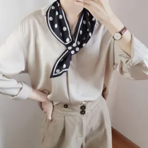 Pañuelo de cuello de seda con lunares negros y blancos, accesorio minimalista elegante para mujer.