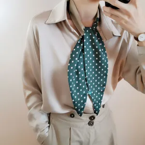 Élégant foulard en soie à pois verts pour femmes, idéal pour styliser avec des chemises et costumes.