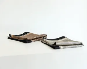 Gedetailleerd overzicht van de 70cm vintage houndstooth zijden sjaal met elegante geruite look.