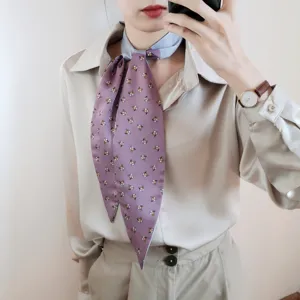 Bufanda de cinta larga efecto seda morada con lindo estampado de zorro, detalle accesorio moda.