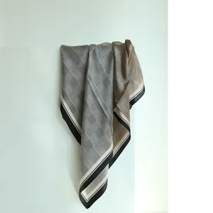 Detailweergave zijden sjaal hanepoot, elegante retro damesaccessoire 70cm lente en herfst.