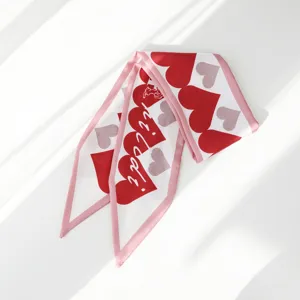 Chic foulard twilly da donna con cuori rossi romantici e stampa elegante, perfetto per collo o borsa.