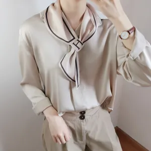 Elegante pañuelo de seda para mujer con diseño de letras chic para atuendos elegantes.