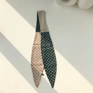 Foulard en soie style coréen chic avec motif à pois élégant, parfait pour sacs et costumes.