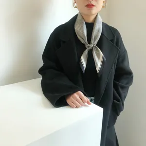 Detailopname van een retro hanenpoten zijden vierkante sjaal, elegant herfstaccessoire.