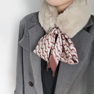 Vista detallada del cuello de piel sintética elegante para mujer con bufanda estampada.