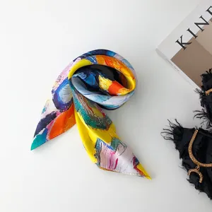 Dettaglio foulard di seta, stampa pittura a olio astratta, elegante fazzoletto donna.