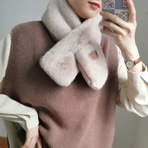 Cómoda bufanda cruzada de felpa sintética para mujer, cuello cálido y suave en beige.