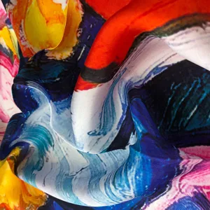 Vista dettagliata della trama del tessuto e del drappeggio di foulard con pittura a olio