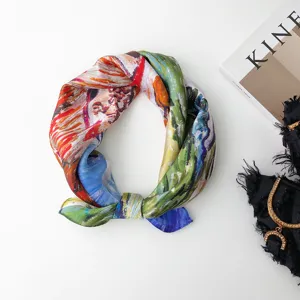 Squisita vista di dettaglio di un foulard in seta con stampa artistica, elegantemente arrotolato.