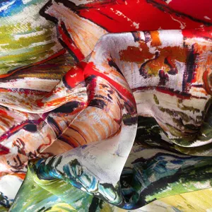 Elegante sciarpa in seta con stampa artistica a olio, che mostra morbida trama e dettagli ricchi.