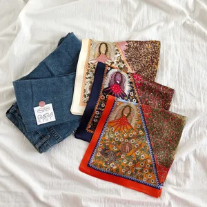 Feines Maulbeerseidentuch Detail mit filigranen Blumen- und Kunstmotiven, eleganter Look.