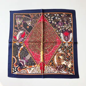 Edles Maulbeerseiden-Quadratuch mit Vintage-Blumenmuster, elegantes Detailaccessoire.